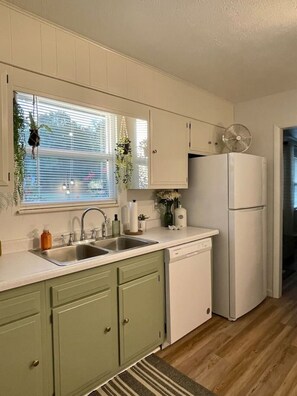 Fridge, microwave, oven, stovetop - Pet-Friendly Watts Bar Retreat · King Bed · No-Fuss Checkout (Kingston)
