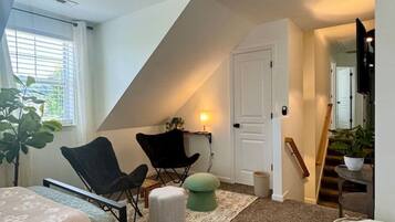 4 soverom, skrivebord, strykejern/-brett og reiseseng for barn