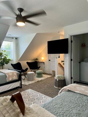 4 Schlafzimmer, Schreibtisch, Bügeleisen/Bügelbrett, Reisekinderbett