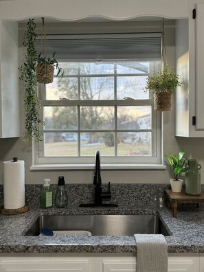 Interior - EASY checkout, Remodeled dollhouse w/KING pets ok (Sweetwater)