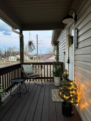 Property grounds - EASY checkout, Remodeled dollhouse w/KING pets ok (Sweetwater)