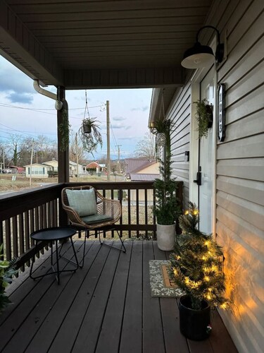 EASY checkout, Remodeled dollhouse w/KING pets ok