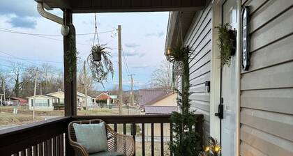 EASY checkout, Remodeled dollhouse w/KING pets ok