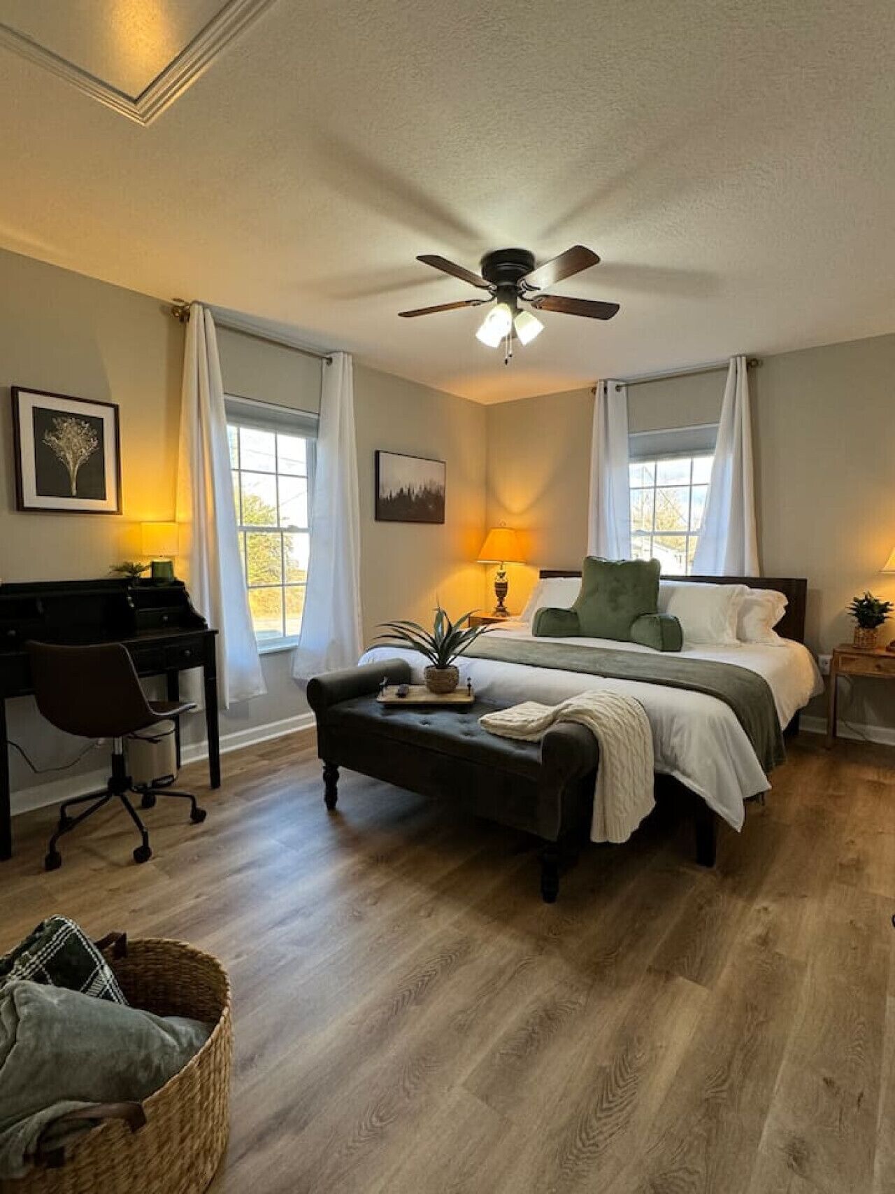 2 chambres, bureau, fer et planche à repasser, lit parapluie