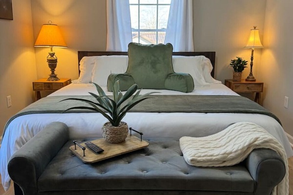 2 bedrooms, desk, travel cot, WiFi