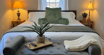 Easy Checkout, Remodeled Dollhouse w/King Bed, Pets OK