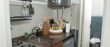 Frigorífico, microondas, cafetera o tetera y hervidor eléctrico