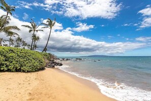 Sun-loungers, beach towels - Pacific Shores 2-Bdrm across from Charley Young Beach! (Kihei)