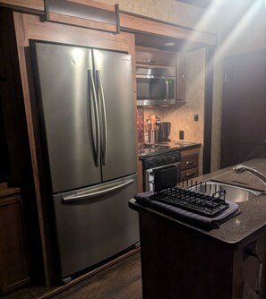 Een microgolfoven, een oven, een kookplaat