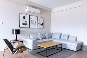 Living area - KWEN Suites-Tanjung Aru InfinityPool Seaview/Airport View (Kota Kinabalu)