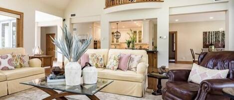 TV connectée, cheminée, table de tennis de table, livres