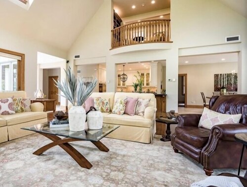 Spacious 6 bedroom 150m walk to the ski lift. 5 min walk to village (30 day min)