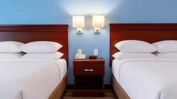 1 soveværelse, skrivebord, lydisolering, strygejern/strygebræt