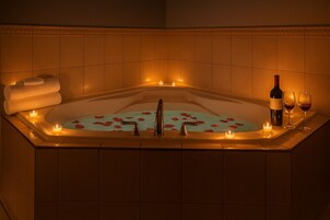 スイート | バスルーム | シャワー付き浴槽、ヘアドライヤー、タオル、石鹸