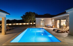 A heated pool - Beautiful home in Tinj (Tinj)