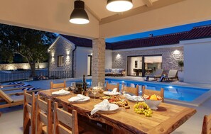 Outdoor dining - Beautiful home in Tinj (Tinj)