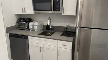 Refrigerador, microondas, horno, placa de cocina