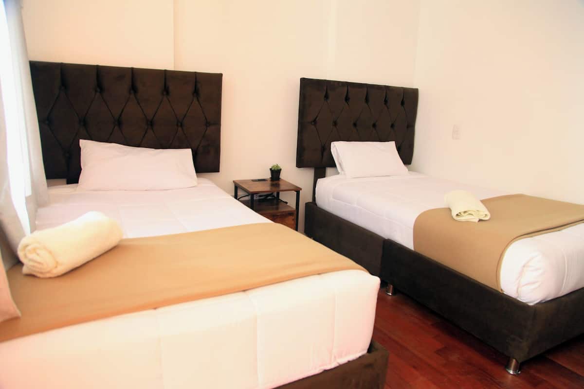 Habitación clásica con 2 camas individuales | Ropa de cama de alta calidad y edredones de plumas