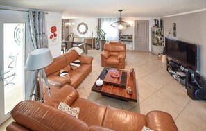 TV - Gorgeous home in Rognonas (Rognonas)