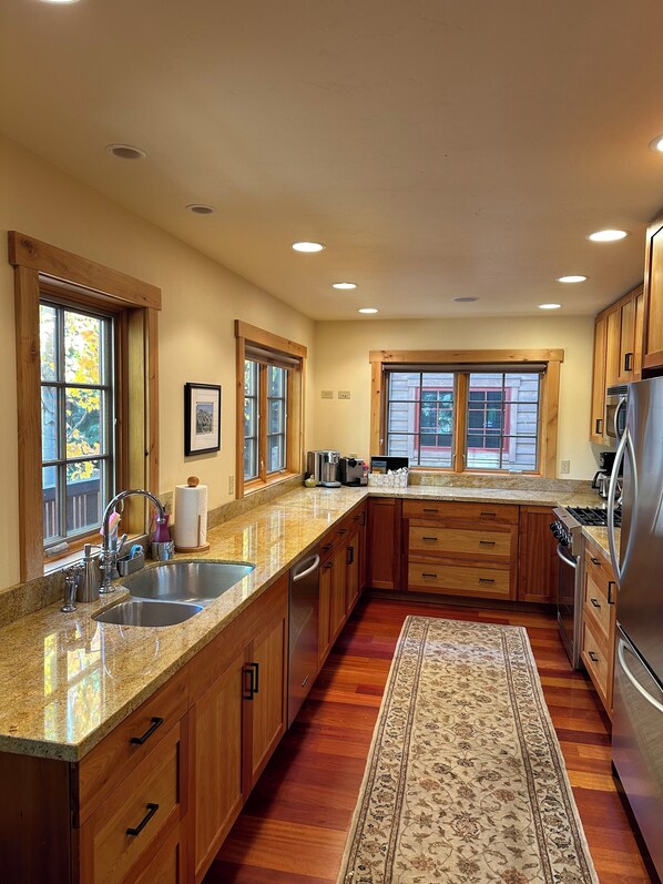 Fridge, microwave, oven, stovetop - Charming 3-bedroom townhome in beautiful Ketchum, Idaho! (Ketchum)