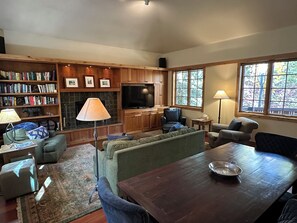 Una Smart TV, una chimenea, libros, una oficina
