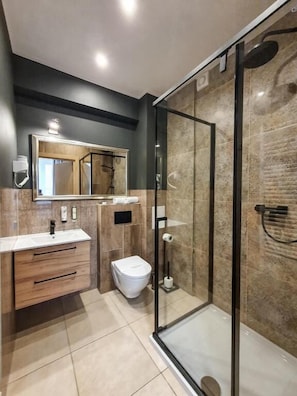 Habitación estándar | Baño | Ducha, secador de pelo, toallas y jabón