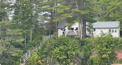 All season cottage with sauna overlooking the private beach on Lake Superior