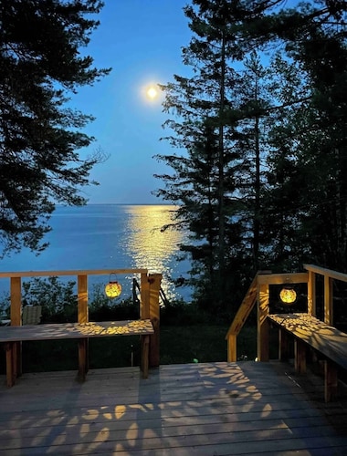 All season cottage overlooking the private beach on Lake Superior 