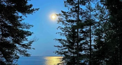 All season cottage overlooking the private beach on Lake Superior