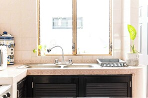 Een koelkast, een microgolfoven, een kookplaat, een blender