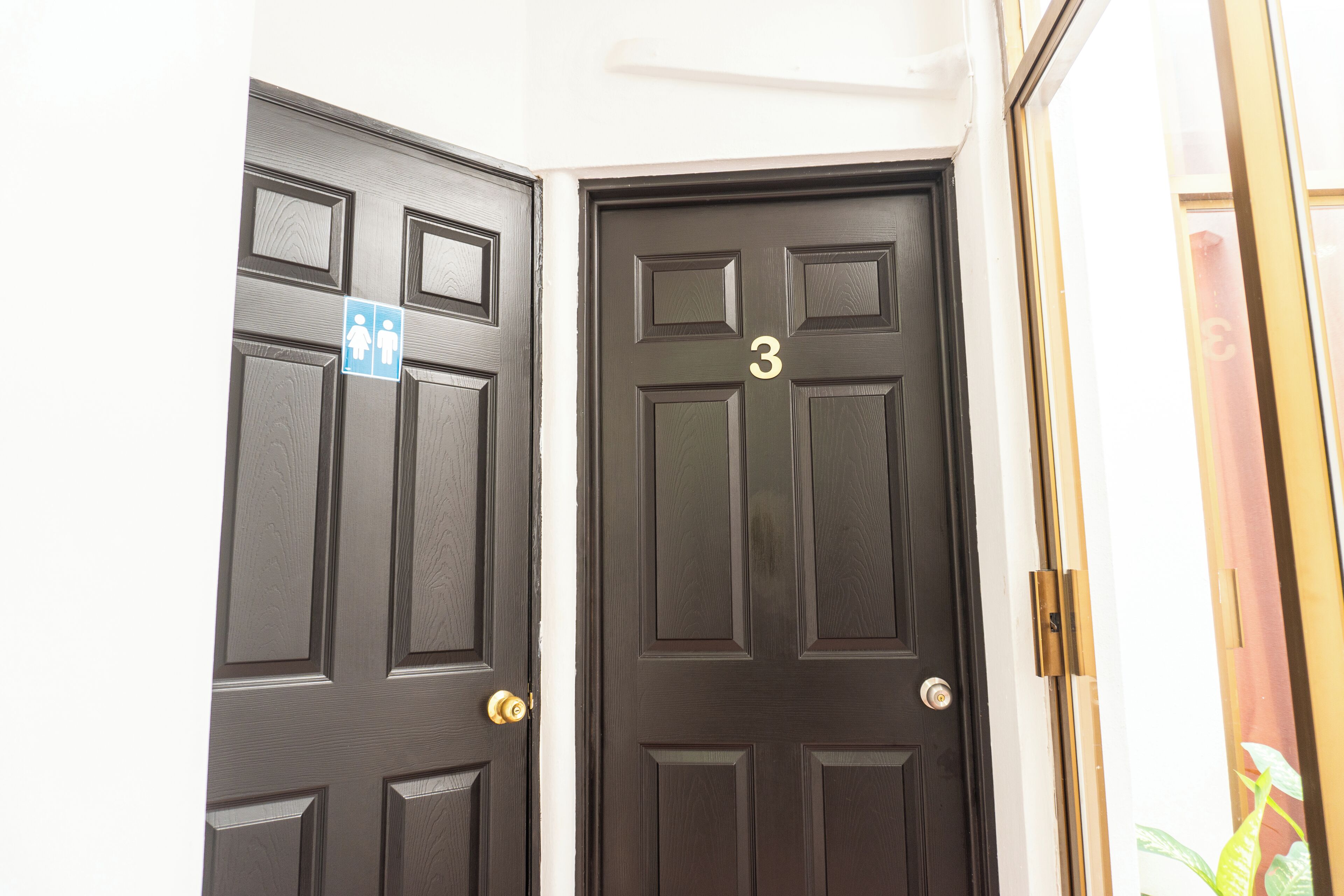 Espacio para trabajar con laptop y tabla de planchar con plancha 