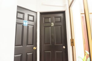 Een laptopwerkplek, een strijkplank/strijkijzer, gratis wifi, beddengoed