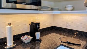 Micro-ondes, four, plaque de cuisson, lave-vaisselle