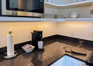 Mikrobølgeovn, ovn, kokeplater og oppvaskmaskin