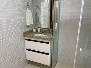 Superior-Apartment | Badezimmer | Dusche, Regendusche, Haartrockner, Handtücher
