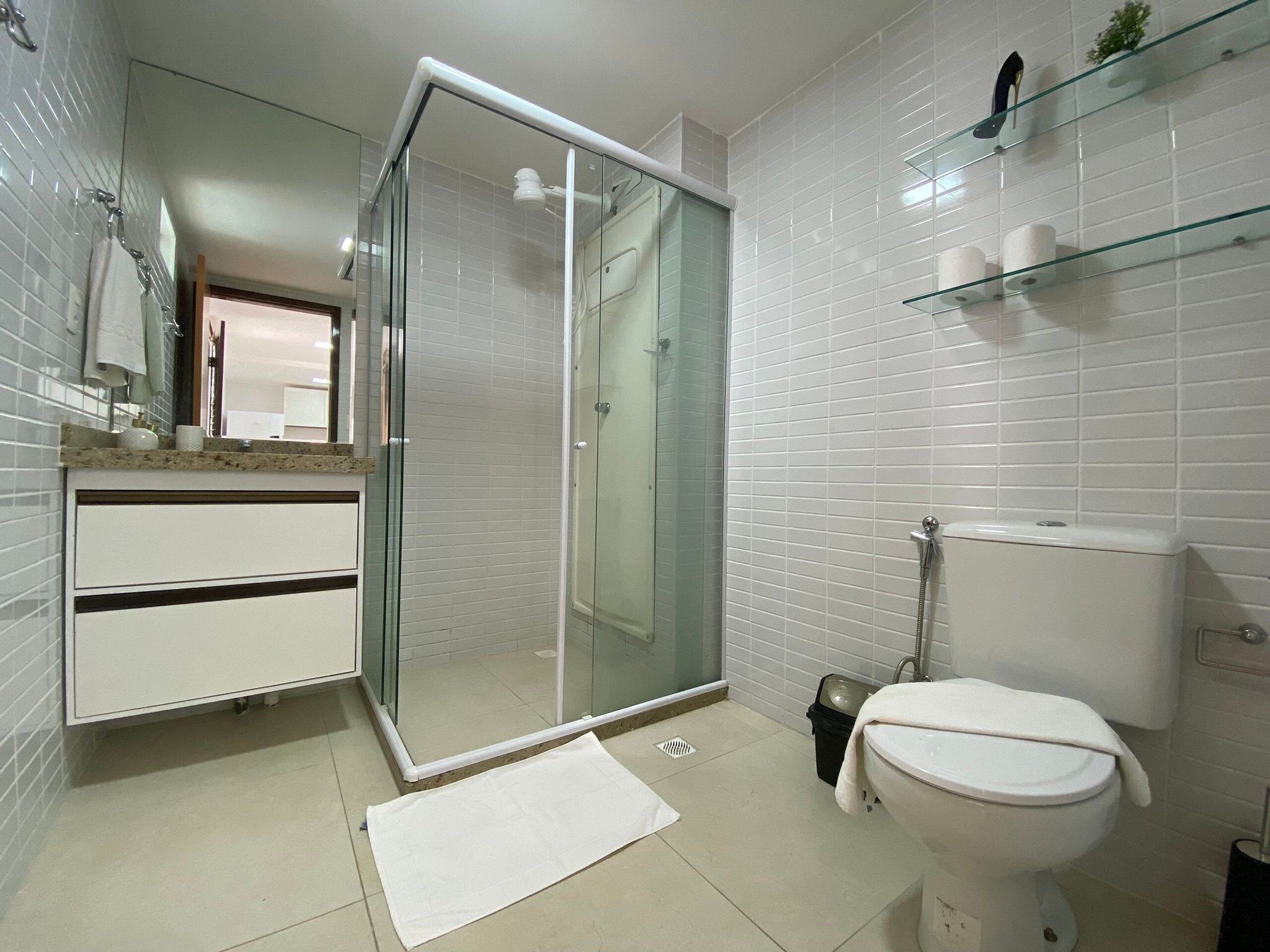 Apartamento superior | Banheiro | Chuveiro, chuveiro com efeito de chuva, secador de cabelo 