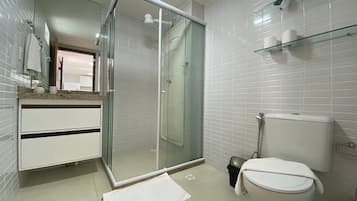 Apartamento superior | Banheiro | Chuveiro, chuveiro com efeito de chuva, secador de cabelo