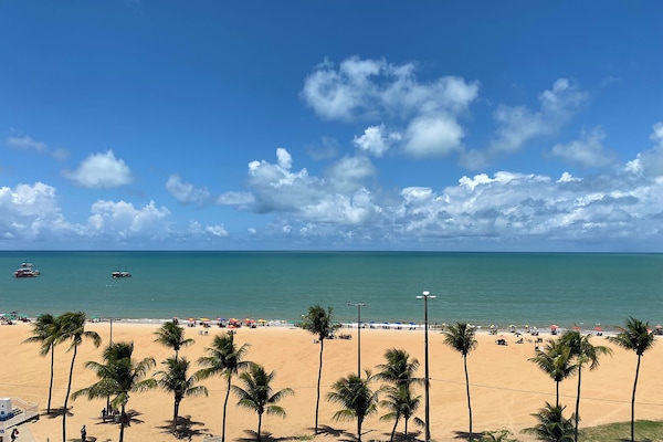 Na praia, espreguiçadeiras, guarda-sóis, 2 bares na praia