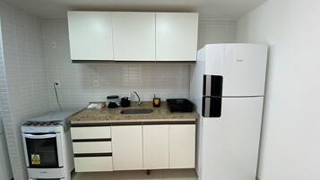Apartamento superior | Cocina privada | Tostadora y mesa de comedor