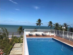 Alberca al aire libre y camastros