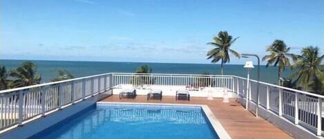 Apartamento superior | Piscina | Piscina externa, espreguiçadeiras