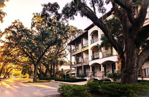 2-bedroom Condo on St. Simons Island. Pool/Parking/Beach/Food/Bars/Stores, etc..