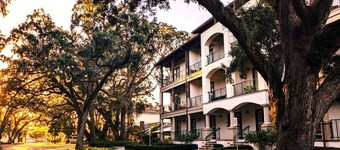 2-bedroom Condo on St. Simons Island. Pool/Parking/Beach/Food/Bars/Stores, etc..