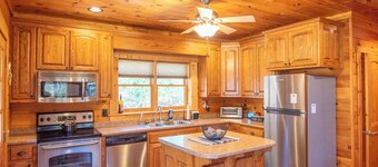 West Jefferson Cabin - Hot Tub + Gas Fireplace + King Beds