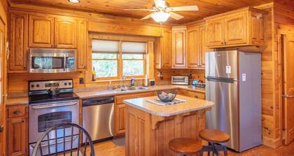 West Jefferson Cabin - Hot Tub + Gas Fireplace + King Beds