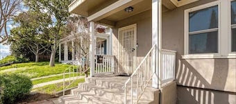 Cozy Single level home in Quiet Walkable Neighborhood. Washer and Dryer in unit!