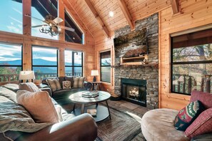 Smart TV, fireplace, video games - 4-bedroom Cabin, Sleeps 12, WiFi, Incredible Views, Hot Tub (Sevierville)