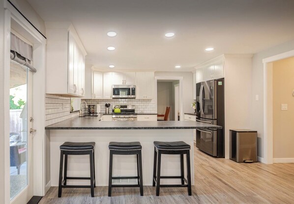 Fridge, microwave, oven, stovetop - Modern Self check-inLarge Fenced Yard A/C Close to Everything Quiet Neighborhood (Olympia)