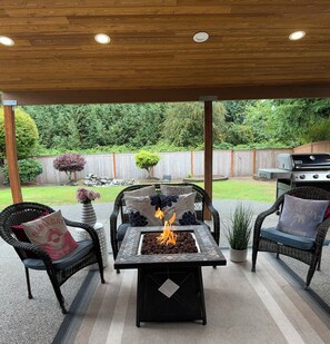 Terrace/patio - Modern Self check-inLarge Fenced Yard A/C Close to Everything Quiet Neighborhood (Olympia)