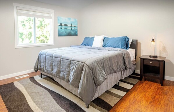 4 bedrooms, desk, iron/ironing board, travel cot